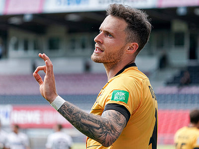 Patrick Schmidt (SGD, 9) diskutiert mit dem Linienrichter, Einzelbild, Aktion, Action, 21.06.2020, Sandhausen (Deutschl