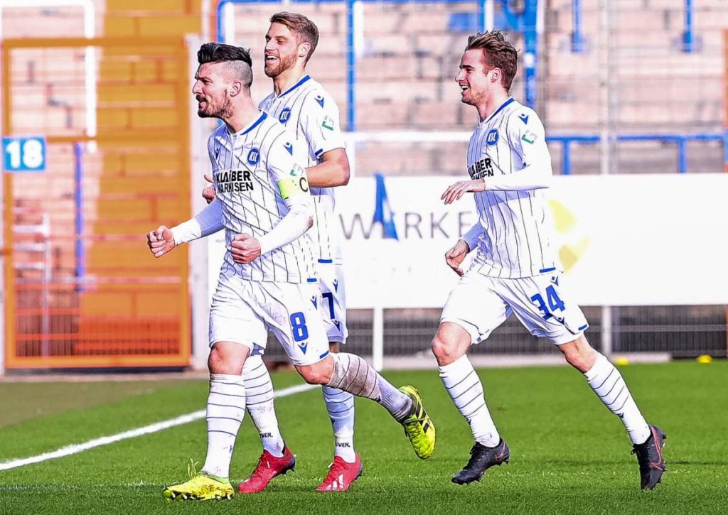 Hält Karlsruhe mit einem Sieg gegen Regensburg den Anschluss nach oben?