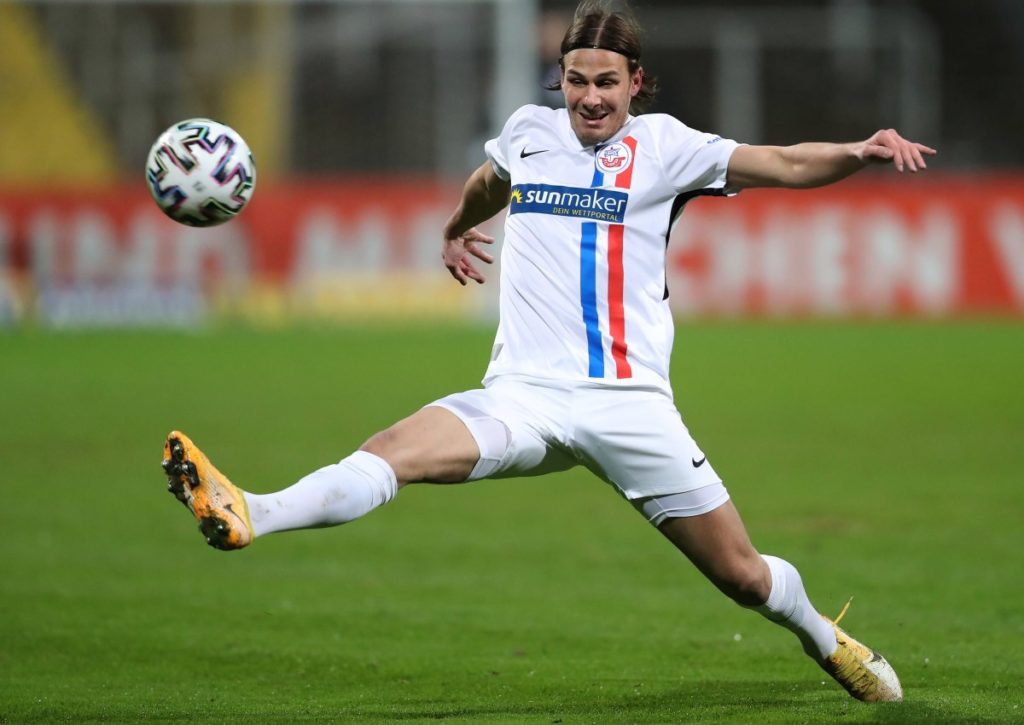 Gewinnt Rostock mit Tobi Schwede bei der Fan-Rückkehr gegen Halle? © IMAGO / Eibner, 15.03.2021 Gewinnt Rostock mit Tobi Schwede bei der Fan-Rückkehr gegen Halle?