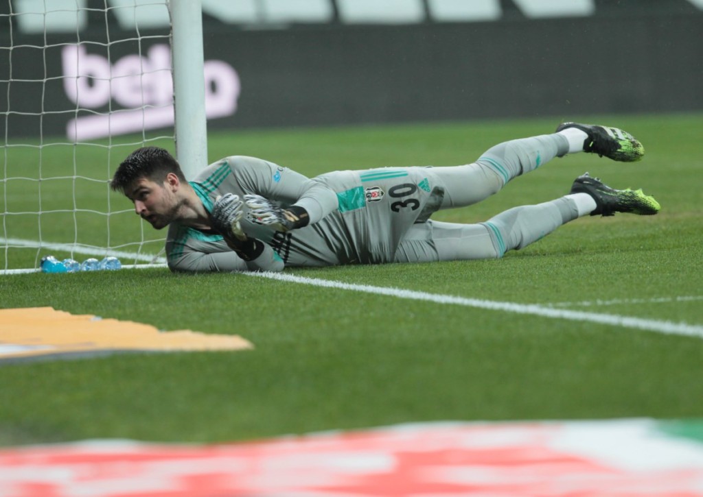 Muss Keeper Destanoglu von Besiktas gegen Hatayspor hinter sich greifen?