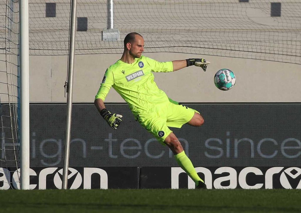 Leistet sich Gersbeck, Keeper von Karlsruhe, auch gegen Aue wieder einen Aussetzer?