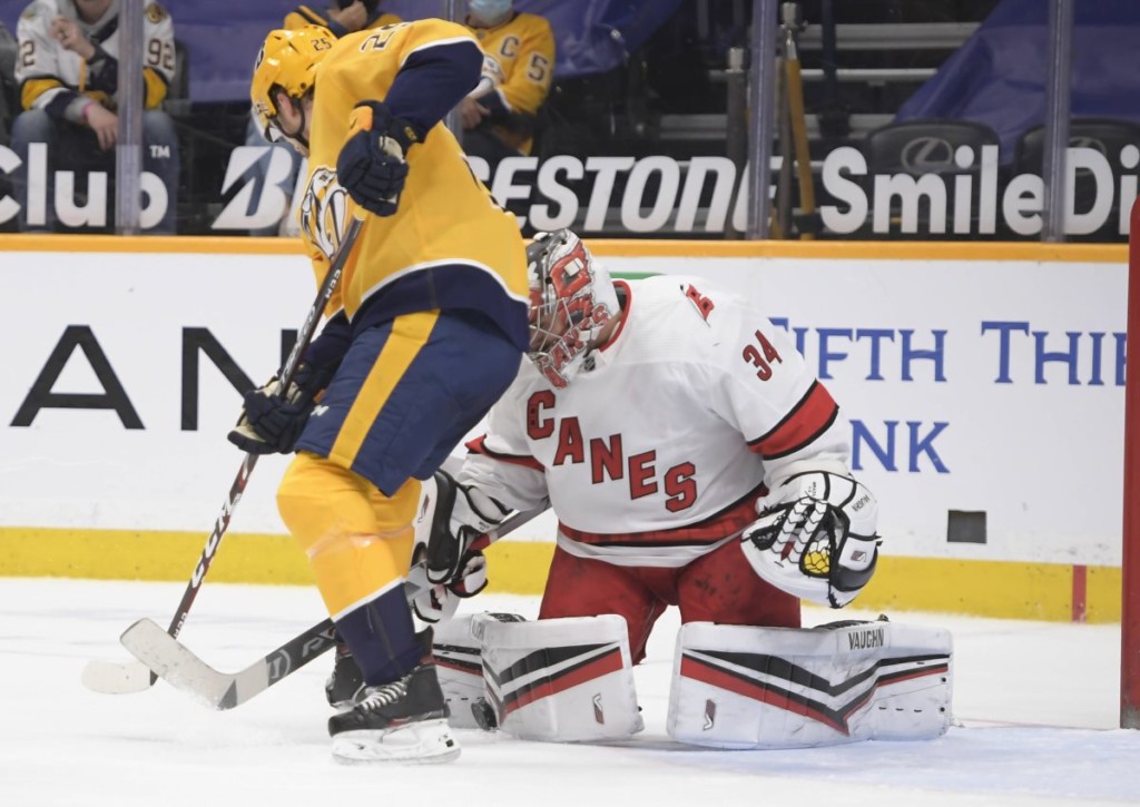 Wer gewinnt Spiel 1 der Playoffserie zwischen den Hurricanes und den Predators?