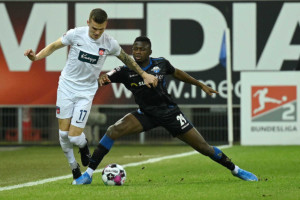 Bezwingt Heidenheim (im Bild: Florian Pick) die neuaufgestellten Paderborner (im Bild: Jamilu Collins)? © IMAGO / Ulrich Hufnagel, 23.02.2021 Heidenheim Paderborn Tipp
