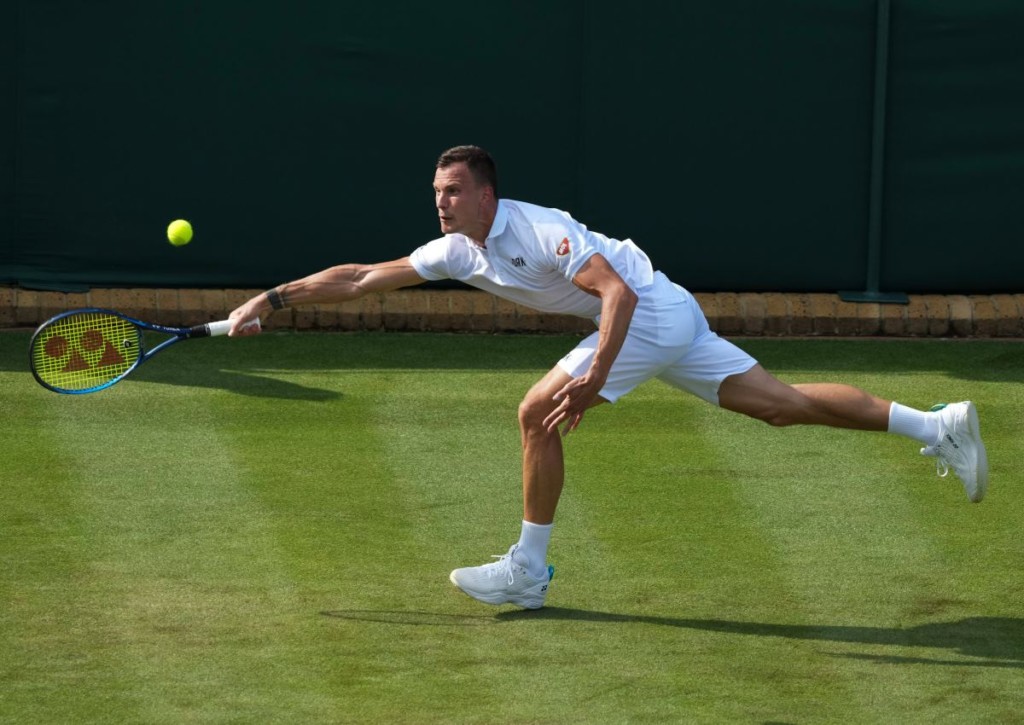 Kann Fucsovics gegen Djokovic die Partie lange offen halten? © IMAGO / Paul Zimmer, 28.06.2021 Kann Fucsovics gegen Djokovic die Partie lange offen halten?