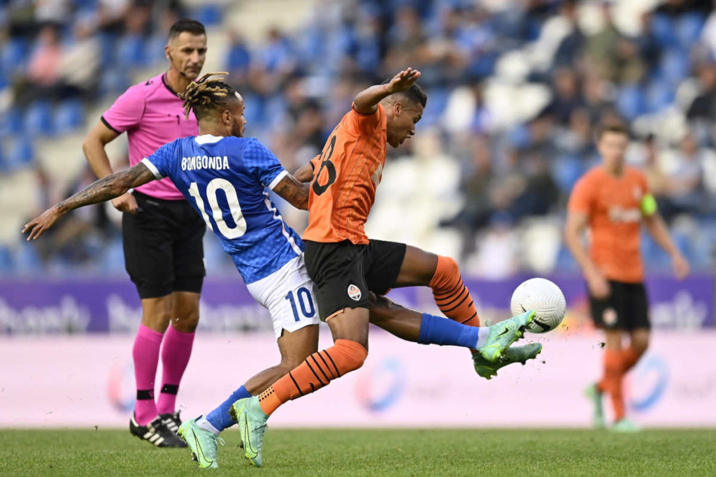 Kann Genk (im Bild: Theo Bongonda) die Hinspielniederlage gegen Donezk (im Bild: Pedrinho) drehen? © IMAGO / Panoramic International, 03.08.2021 Schachtjor Donezk Genk Tipp