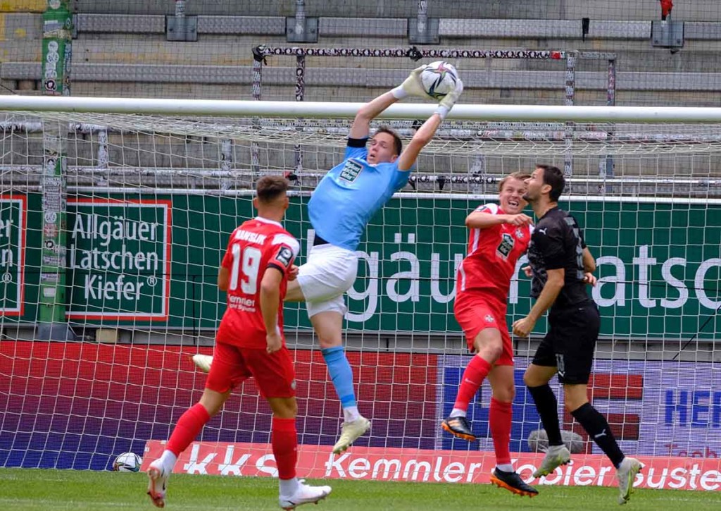 Matheo Raab und Kaiserslautern wollen beim Tabellenführer Viktoria Berlin Zählbares mitnehmen! © IMAGO / Werner Schmitt, 08.08.2021 Viktoria Berlin Kaiserslautern Tipp