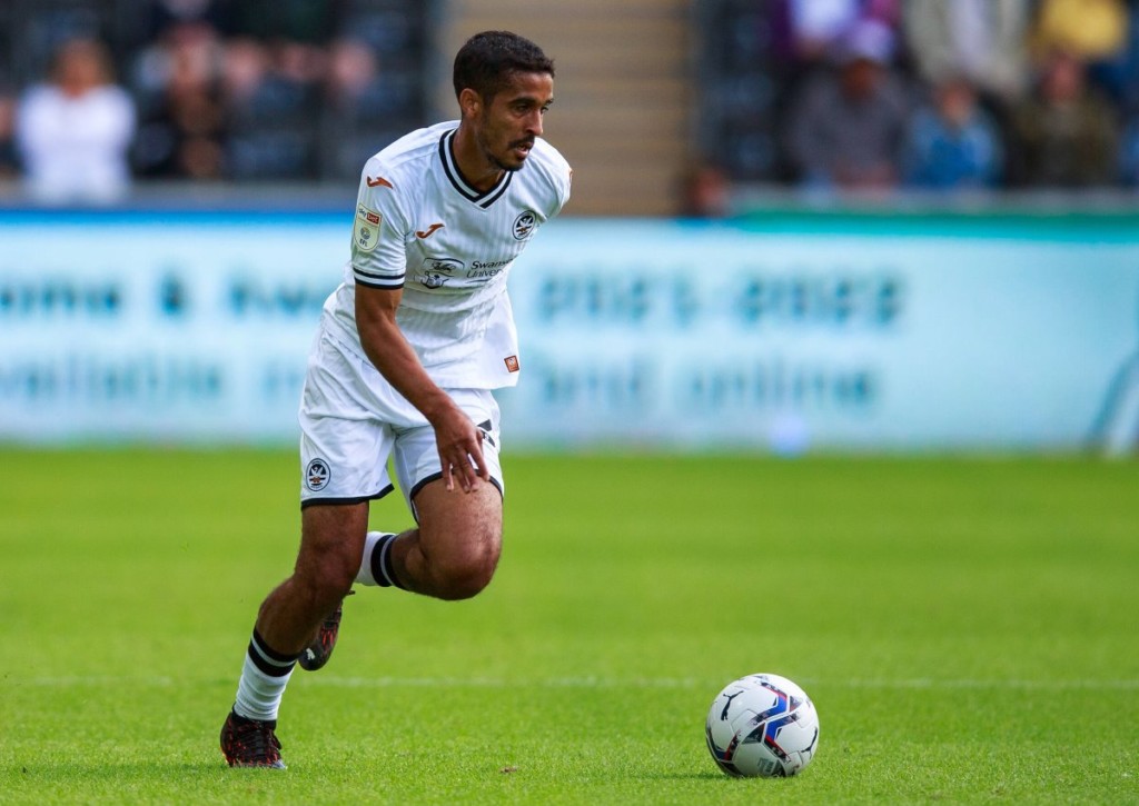Kann sich Swansea (im Bild: Kyle Naughton) in Reading durchsetzen?