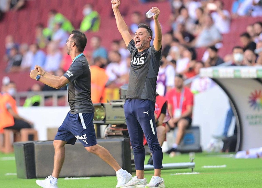 Vitor Pereira mit Fenerbahce will gegen seinen Ex-Verein Olympiakos Piräus gewinnen! © IMAGO / Seskim Photo, 26.09.2021 Fenerbahce gegen Olympiakos Piräus Tipp 09 2021