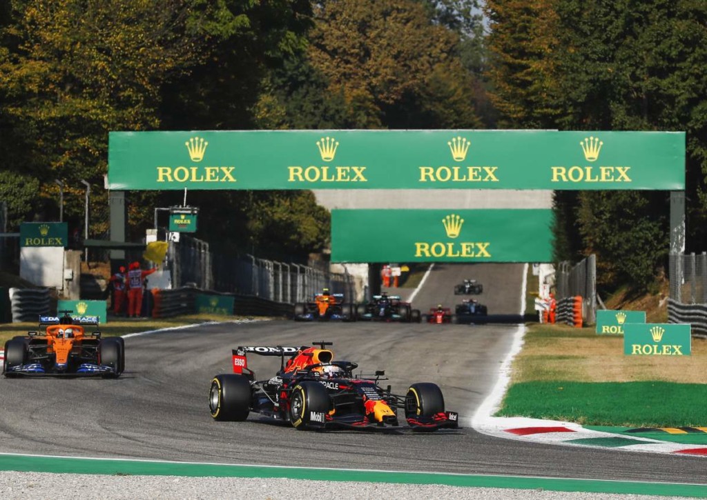 Kann Verstappen beim Großen Preis von Italien die Mercedes-Autos und Konkurrent Hamilton hinter sich halten?