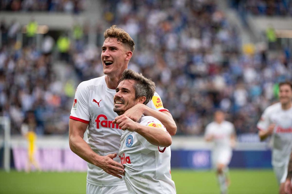 Gewinnt Kiel (im Bild: Fin Bartels und Phil Neumann) auch diese Saison zuhause gegen Hannover 96? © IMAGO / Eibner, 11.09.2021 Kiel Hannover Tipp