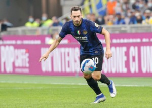 Inter Mailand (hier im Bild: Hakan Calhanoglu) steht bei Schachtjor Donezk unter Druck. © IMAGO / Pacific Press Agency, 25.09.2021 Inter Mailand (hier im Bild: Hakan Calhanoglu) steht bei Schachtjor Donezk unter Druck.