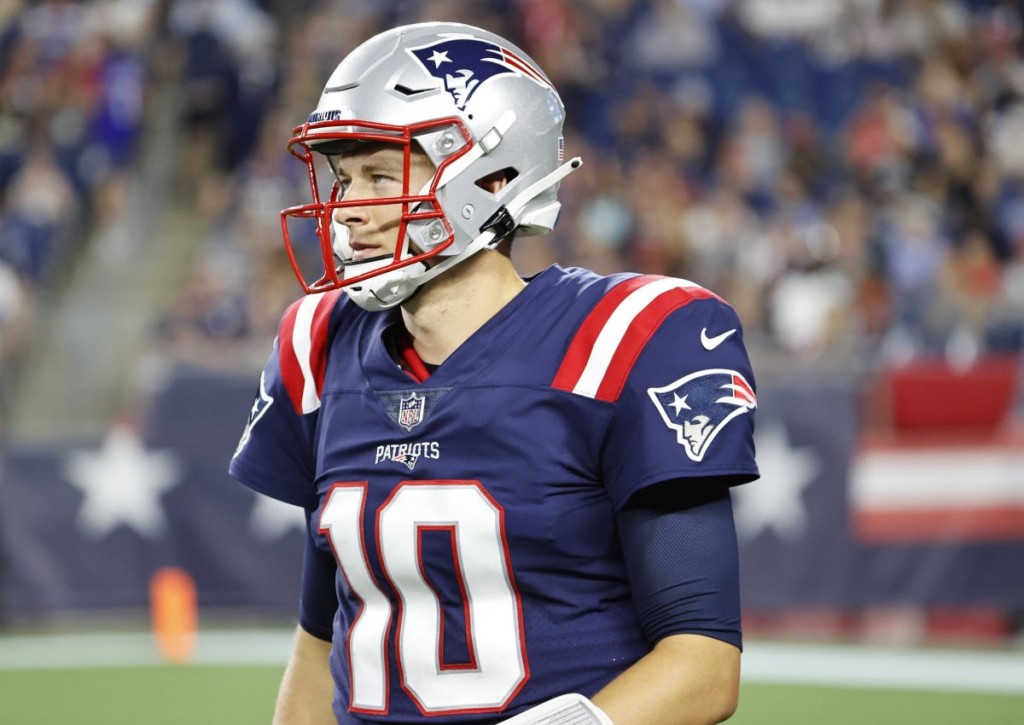 Rookie-Quarterback Mac Jones von den New England Patriots steht gegen die Miami Dolphins im Fokus.