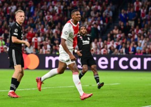 Feiert Sebastian Haller mit Ajax Amsterdam bei Besiktas den fünften Sieg im fünften Spiel? © IMAGO / Revierfoto, 28.09.2021 Feiert Sebastian Haller mit Ajax Amsterdam bei Besiktas den fünften Sieg im fünften Spiel?