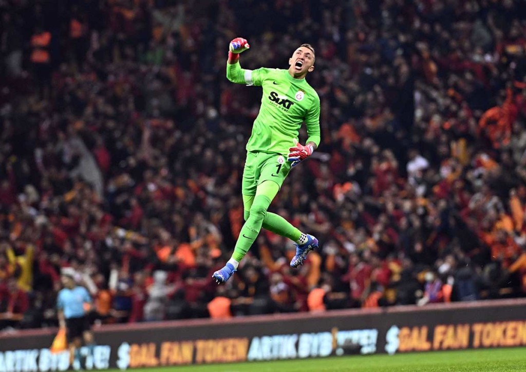 Kann Galatasaray (im Bild: Fernando Muslera) gegen Marseille den Aufstieg fixieren und jubeln? © IMAGO / Seskim Photo, 21.11.2021 Galatasaray vs. Marseille Tipp 11 2021