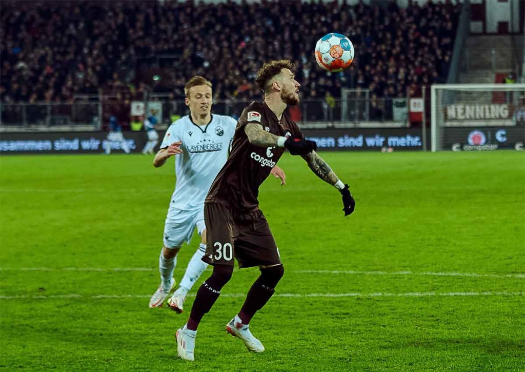 Verteidigt St. Pauli (im Bild: James Lawrence) auswärts seine Tabellenführung? © IMAGO / Eibner, 24.11.2021 Nürnberg St. Pauli Tipp