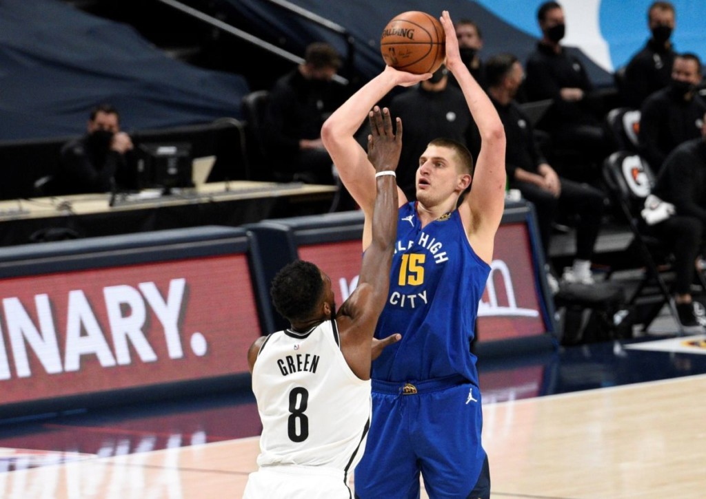 Führt Nikola Jokic seine Nuggets zum Sieg gegen die Trail Blazers? © IMAGO / Agencia Efe, 08.05.2021 Führt Nikola Jokic seine Nuggets zum Sieg gegen die Trail Blazers?