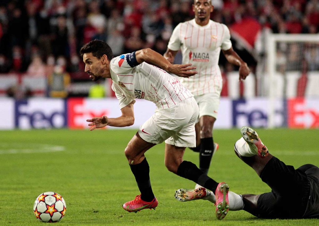 Jesus Navas und Sevilla wollen Alaves besiegen und an der Tabellenspitze dran bleiben! © IMAGO / Action Plus, 02.11.2021 Sevilla Alaves Tipp 11 2021