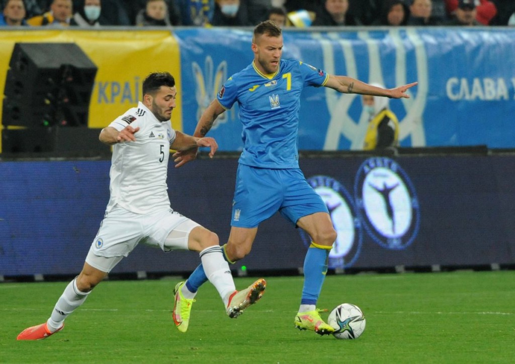 Die Ukraine (im Bild: Yarmolenko gegen Kolasinac) braucht in Bosnien zwingend einen Dreier