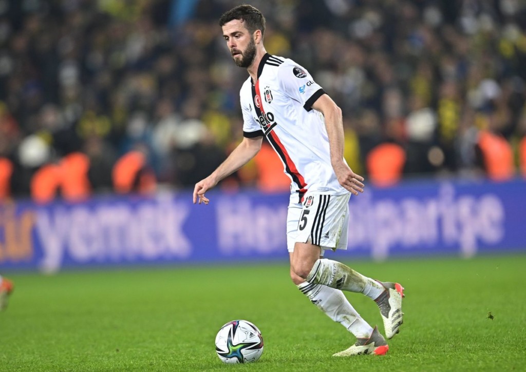 Setzt Besiktas mit Miralem Pjanic gegen Göztepe den leichten Aufwärtstrend fort? © IMAGO / Seskim Photo, 19.12.2021 Setzt Besiktas mit Miralem Pjanic gegen Göztepe den leichten Aufwärtstrend fort?