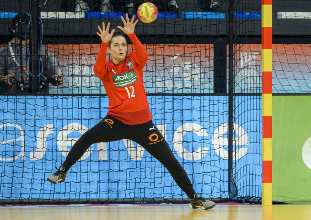 Zieht Deutschland (im Bild: Dinah Eckerle) gegen Gastgeber Spanien ins Handball-WM-Halbfinale ein?
