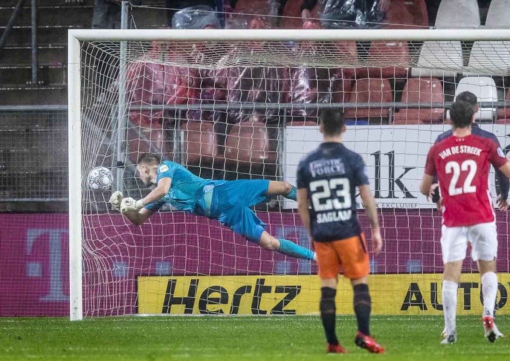 Kann Wellenreuther von Willem II die Angriffe von Cambuur abwehren? © IMAGO / Pro Shots, 31.10.2021 Willem 2 Cambuur Tipp 12 2021