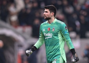 Im türkischen Super Cup will Besiktas-Goalie Ersin Destanoglu gegen Antalyaspor seine weiße Weste wahren. © IMAGO / Seskim Photo, 23.12.2021 Besiktas Antalyaspor Tipp