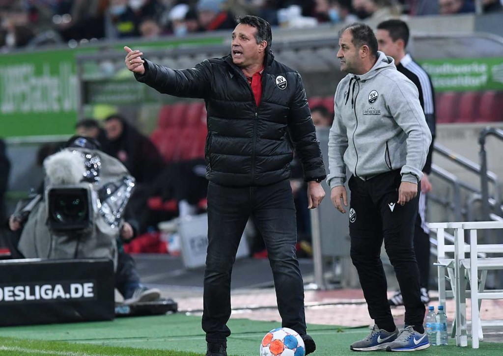 Für Alois Schwartz ist Karlsruhe gegen Sandhausen ein besonderes Spiel... © IMAGO / Revierfoto, 17.12.2021 Karlsruhe vs. Sandhausen Tipp 01 2022