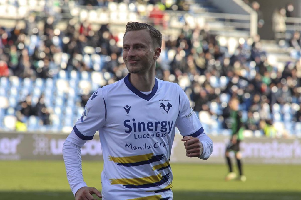 Wird Barak von Hellas Verona auch nach dem Spiel gegen Bologna lächeln? © IMAGO / Independent Photo Agency, 16.01.2022 Hellas Verona Bologna Tipp 01 2022