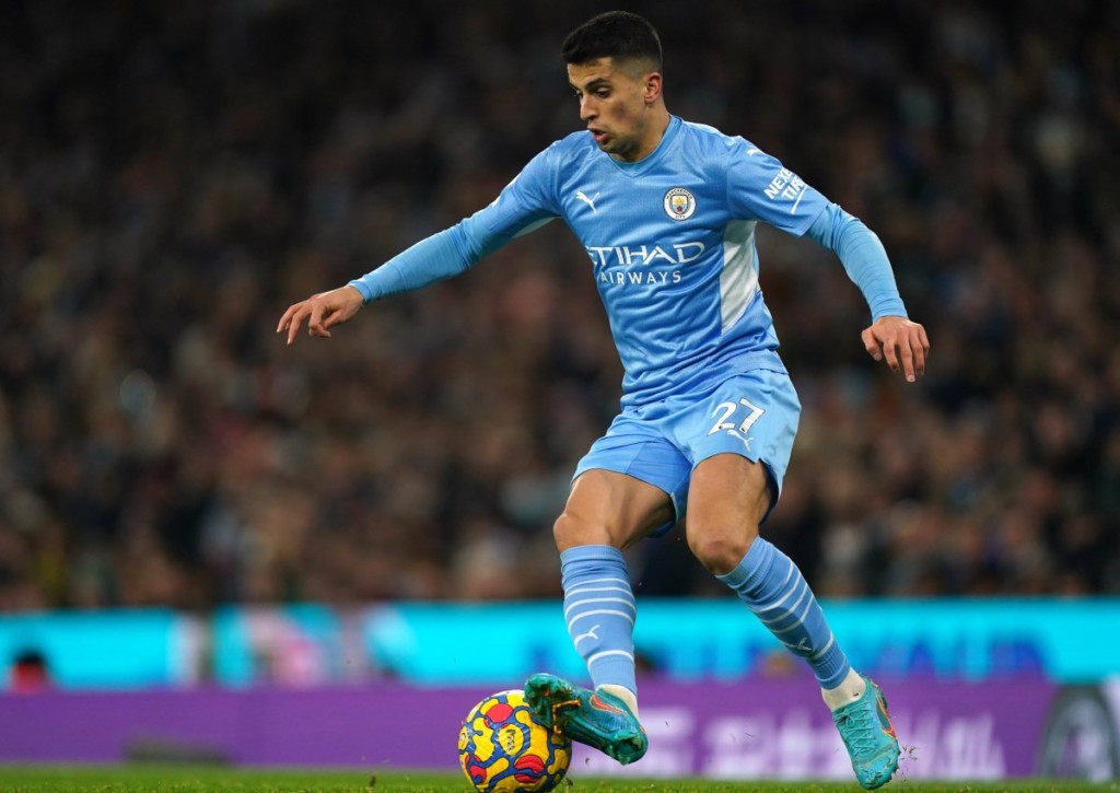 Manchester City (im Bild: Joao Cancelo) will in Everton die Tabellenspitze verteidigen.