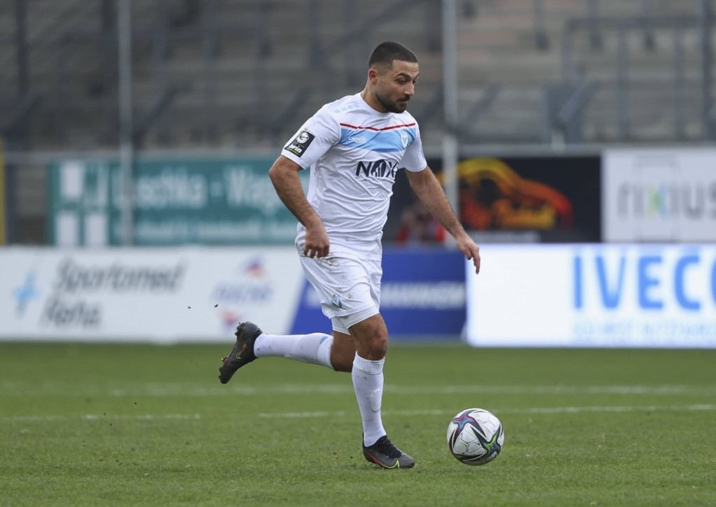 Viktoria Berlin (im Bild: Enes Küc) und Verl brauchen dringend drei Punkte