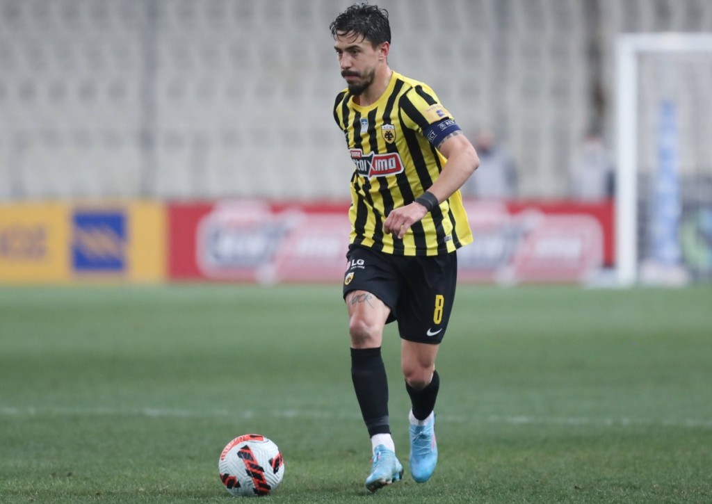 AEK Athen (im Bild: Andre Simoes) will im direkten Duell gegen PAOK Saloniki den Rückstand verkürzen.