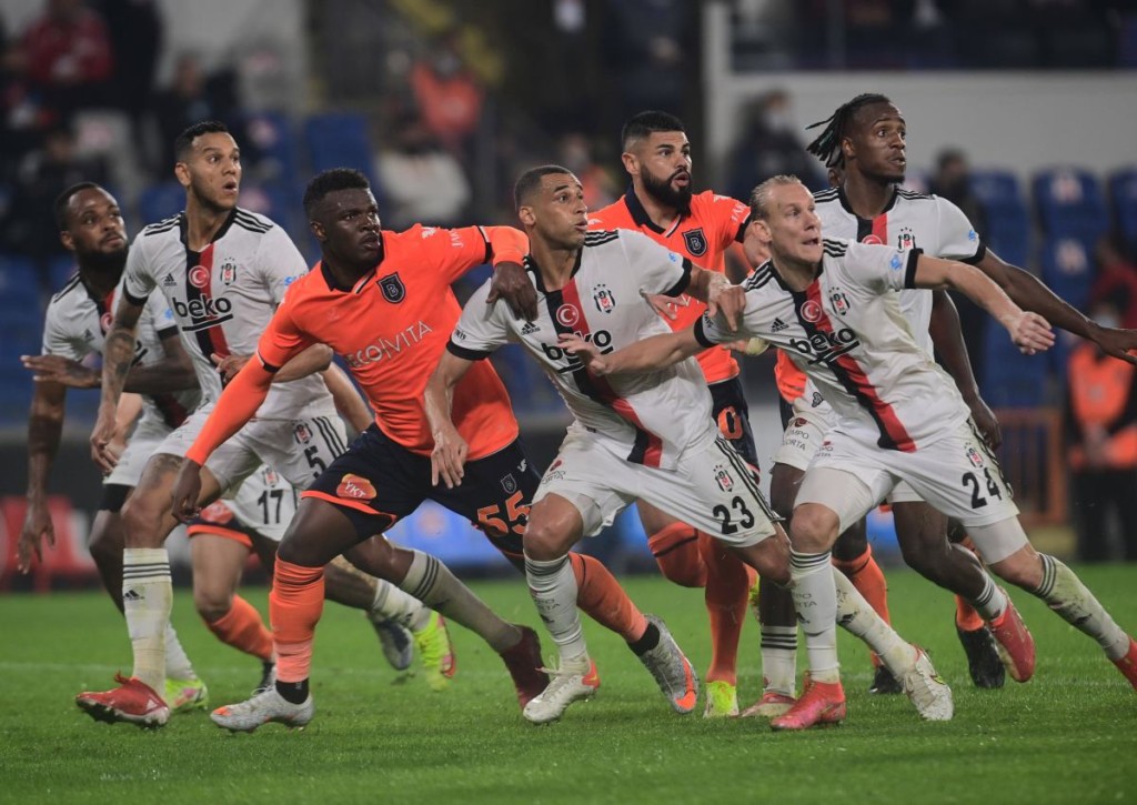 Wer gewinnt das Istanbuler Derby am Montagabend zwischen Besiktas und Basaksehir? © IMAGO / Seskim Photo, 15.10.2021 Wer gewinnt das Istanbuler Derby am Montagabend zwischen Besiktas und Basaksehir?