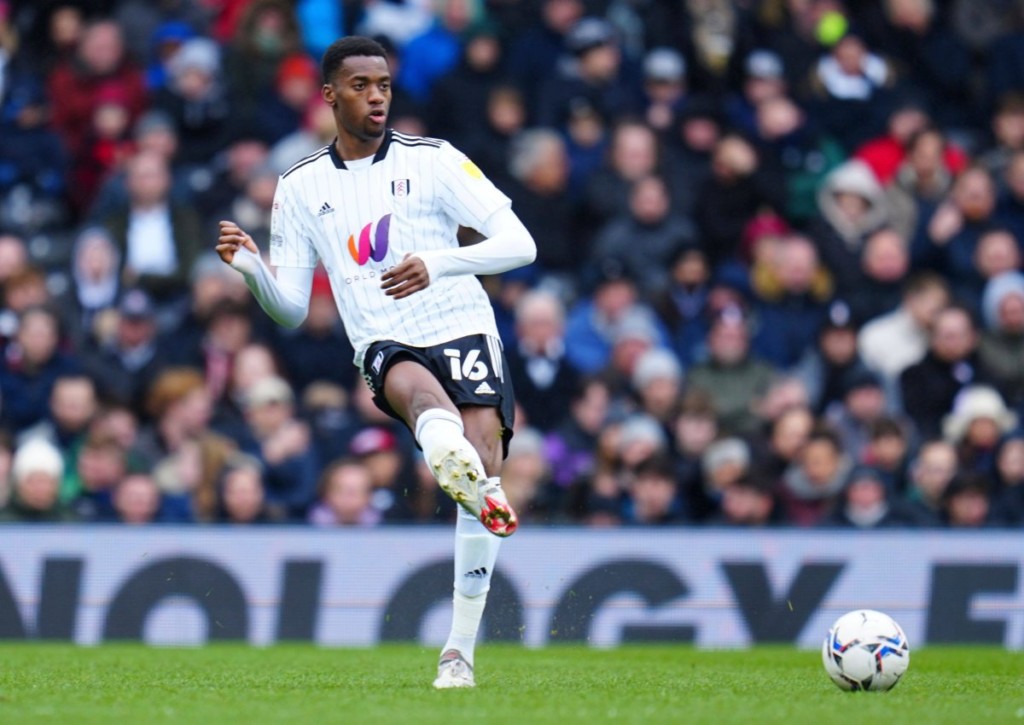 Setzt sich Spitzenreiter Fulham (im Bild: Tosin Adarabioyo) auch bei Swansea durch?
