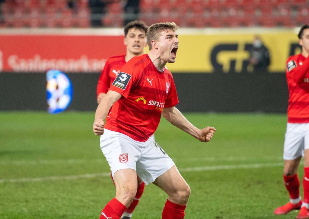 Unterliegt Halle (im Bild: Elias Huth) gegen Freiburg 2? © IMAGO / Fotostand, 02.03.2022 Halle Freiburg 2 Tipp