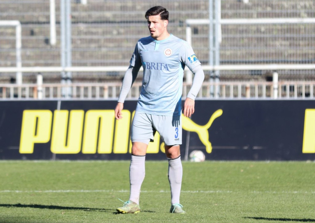 Verkürzt Wiesbaden (im Bild: Ahmet Gürleyen) mit einem Sieg gegen die Würzburger Kickers den Rückstand nach oben?