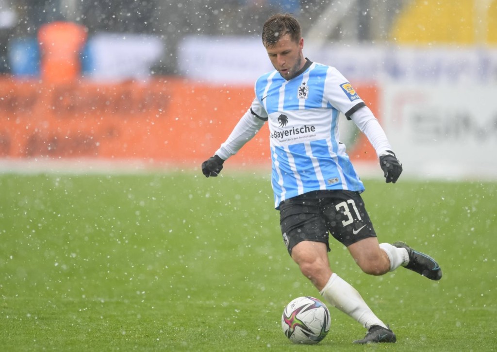 1860 München (im Bild: Richard Neudecker) steht bei Freiburg 2 in der Pflicht. © IMAGO / Passion2press, 02.04.2022 1860 München (im Bild: Richard Neudecker) steht bei Freiburg 2 in der Pflicht.