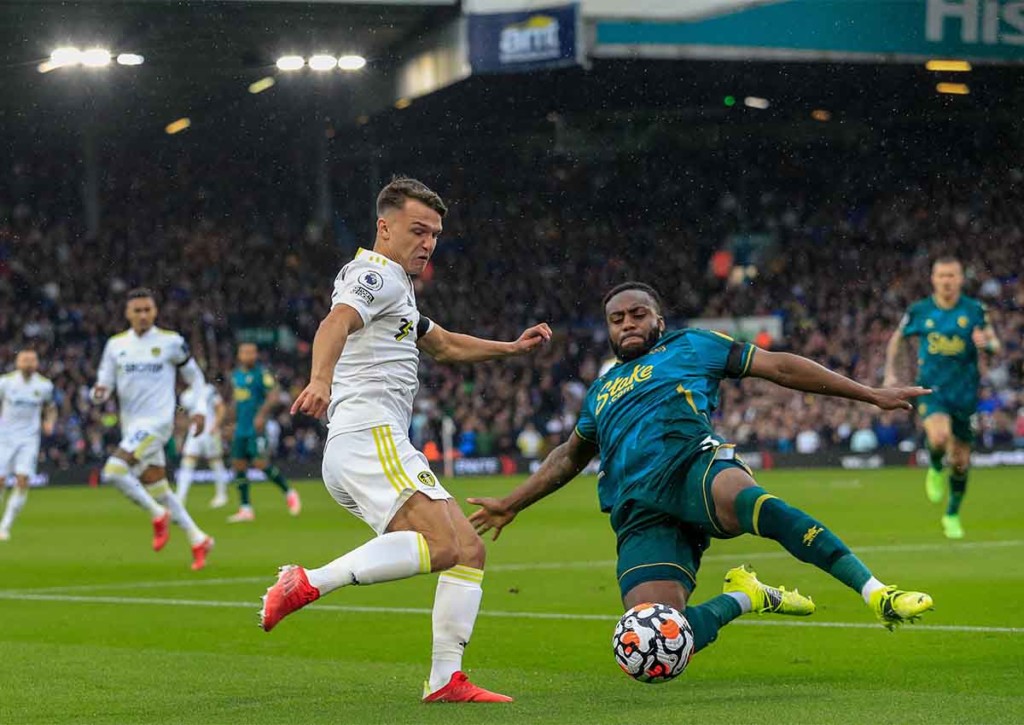 Entführt Leeds (im Bild: Jamie Shackleton) drei im Abstiegskampf wichtige Punkte aus Watford (im Bild: Danny Rose)? © IMAGO / News Images, 02.10.2021 Watford Leeds Tipp