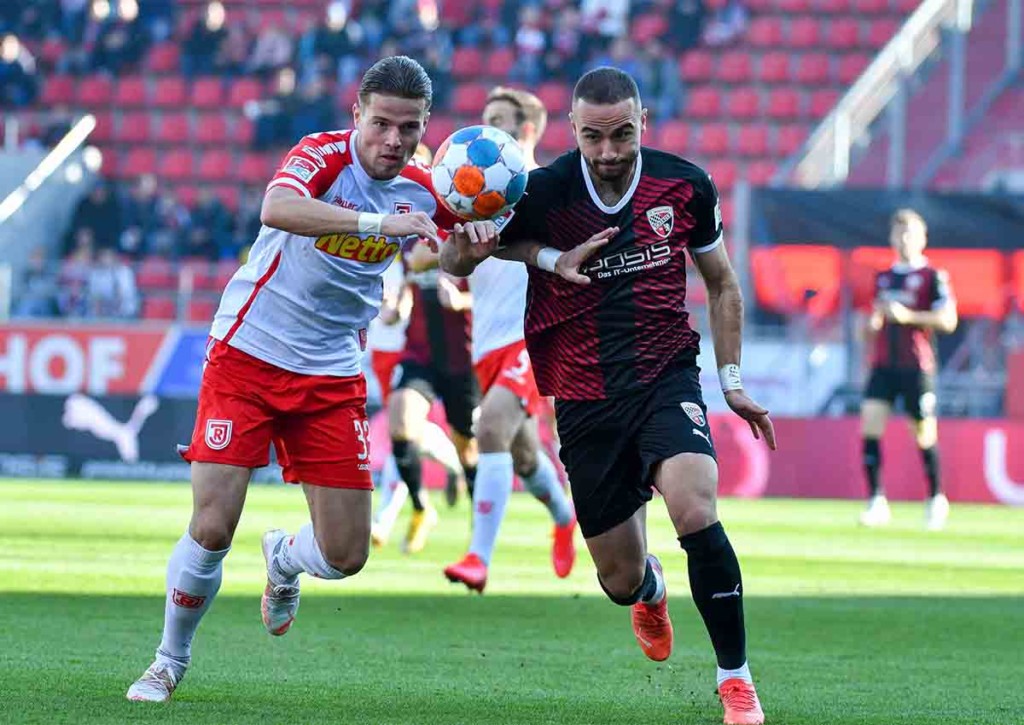 Kann sich Regensburg (im Bild: Jan Elvedi) mit einem Sieg gegen Ingolstadt (im Bild: Fatih Kaya) vom Abstiegskampf verabschieden? © IMAGO / Eibner, 31.10.2021 Regensburg Ingolstadt Tipp