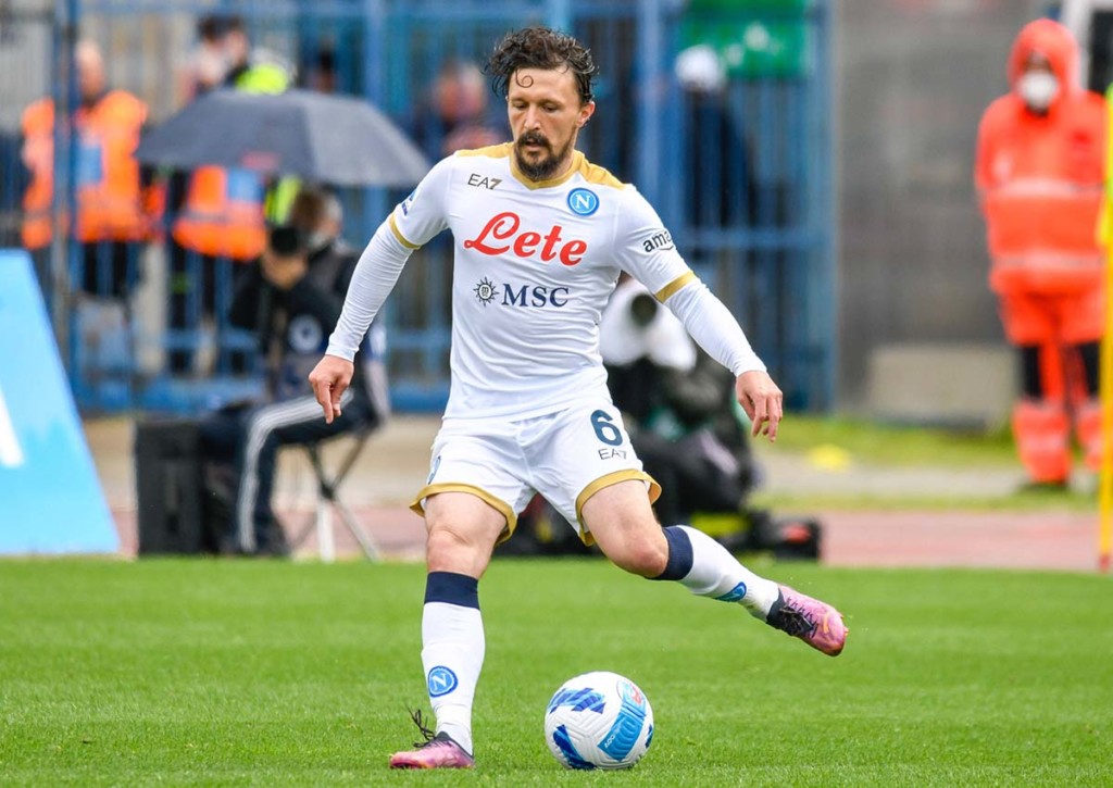Napoli (im Bild: Mario Rui) muss gegen Sassuolo gewinnen, um in Schlagdistanz des Mailänder Spitzenduos zu bleiben. © IMAGO / ZUMA Press, 24.04.2022 Napoli Sassuolo Tipp