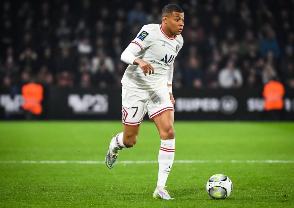 Vor der Partie PSG gegen Troyes bestimmt die Zukunft von Mbappe die Schlagzeilen © IMAGO / ZUMA Wire, 20.04.2022 Vor der Partie PSG gegen Troyes bestimmt die Zukunft von Mbappe die Schlagzeilen