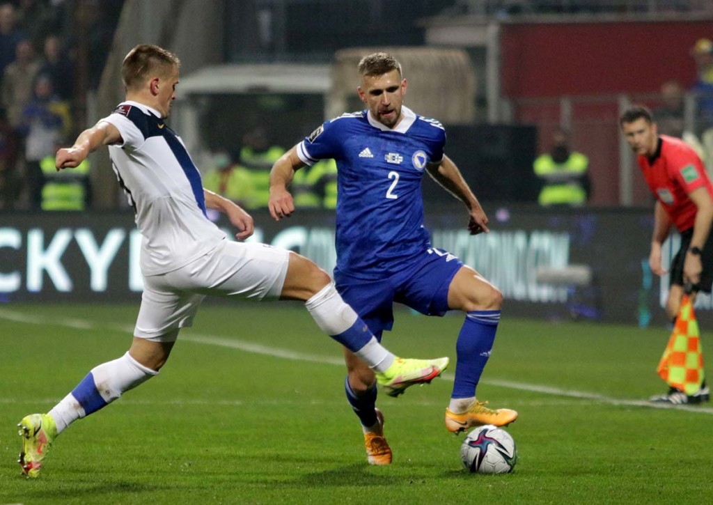 Gelingt es Bosnien (im Bild: Eldar Civic) zuhause gegen Finnland (im Bild: Robin Lod) zu gewinnen? © IMAGO / Xinhua, 13.11.2021 Bosnien Litauen Tipp