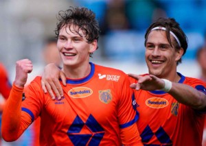 Behält Aalesund (im Bild: Isak Dybvik Määttä & Sigurd Hauso Haugen) gegen Vaalerenga Oslo die drei Punkte zuhause? © IMAGO / NTB, 29.05.2022 Aalesund Vaalerenga Oslo Tipp