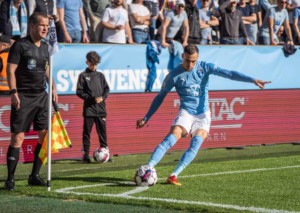 Kommt Malmö (im Bild: Veljko Birmancevic) gegen Helsingborg mit einem Sieg aus der Sommerpause? © IMAGO / Gonzales Photo, 07.05.2022 Kommt Malmö (im Bild: Veljko Birmancevic) gegen Helsingborg mit einem Sieg aus der Sommerpause?