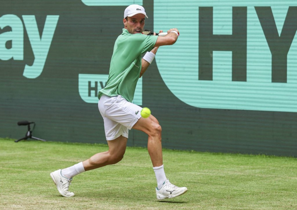 Holt sich Bautista Agut gegen Tsitsipas den Rasentitel auf Mallorca?