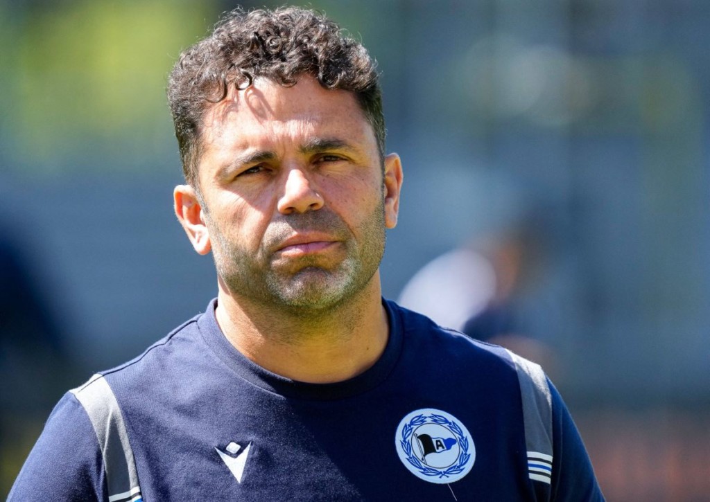 Uli Forte darf im Match seiner Arminia aus Bielefeld gegen Regensburg wieder auf der Bank Platz nehmen