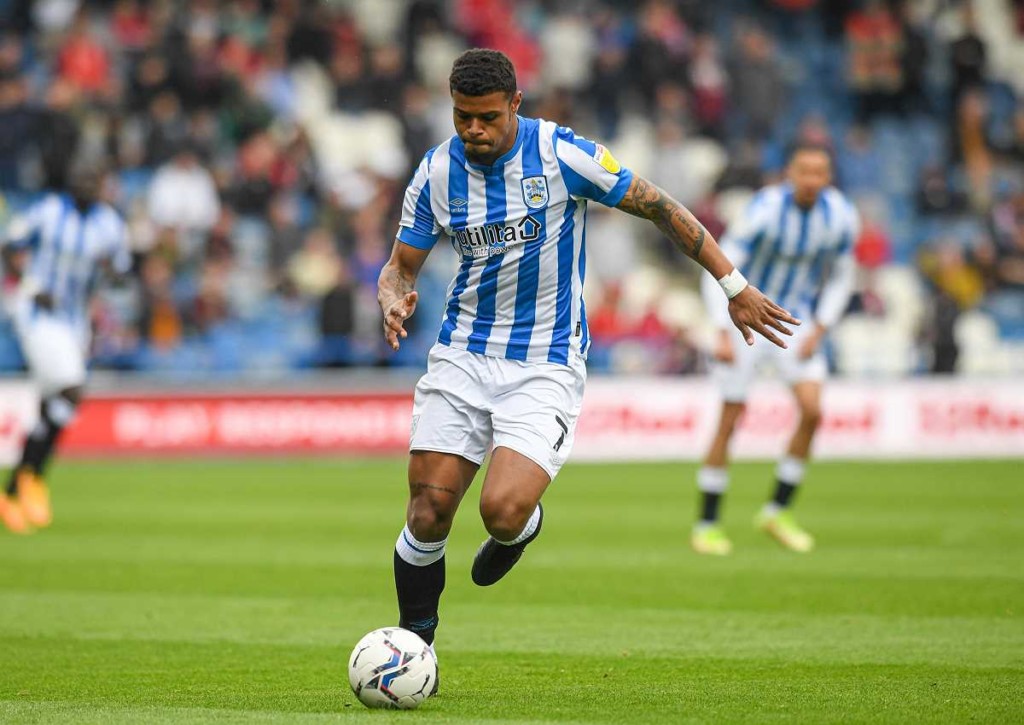 Schlägt Huddersfield (im Bild: Anjorin) den hauchdünnen Favoriten Burnley? © IMAGO / News Images, 07.05.2022 Huddersfield Burnley Tipp