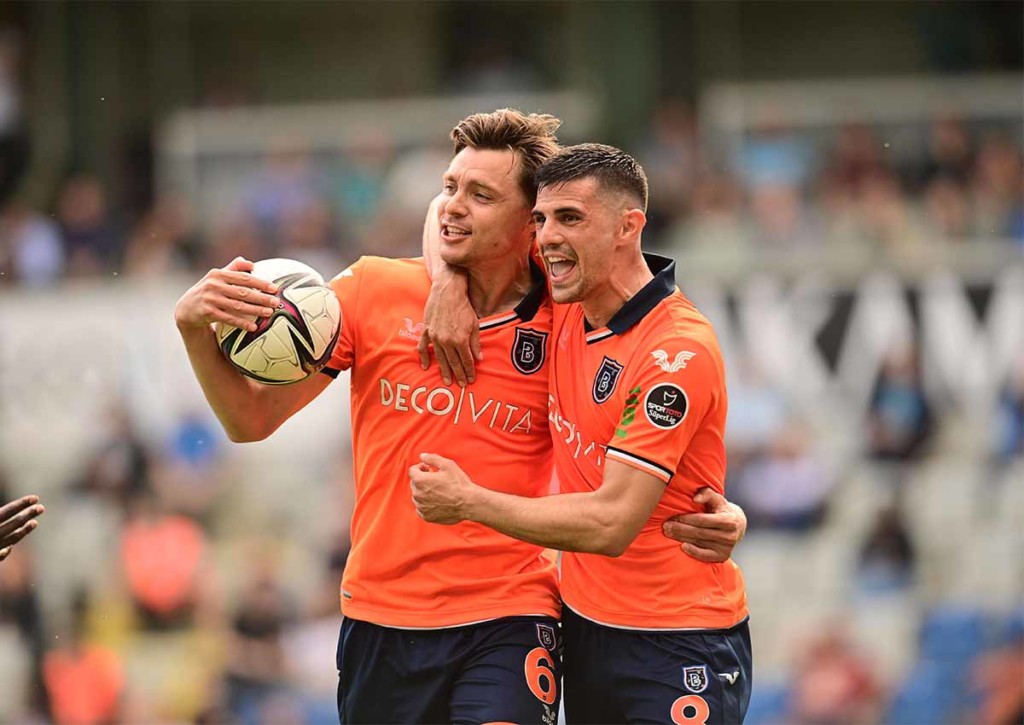 Macht Basaksehir (im Bild: Alexandru Epureanu & Danijel Aleksic) gegen Netanya schon in Halbzeit eins alles klar? © IMAGO / Seskim Photo, 22.05.2022 Basaksehir Netanya Tipp