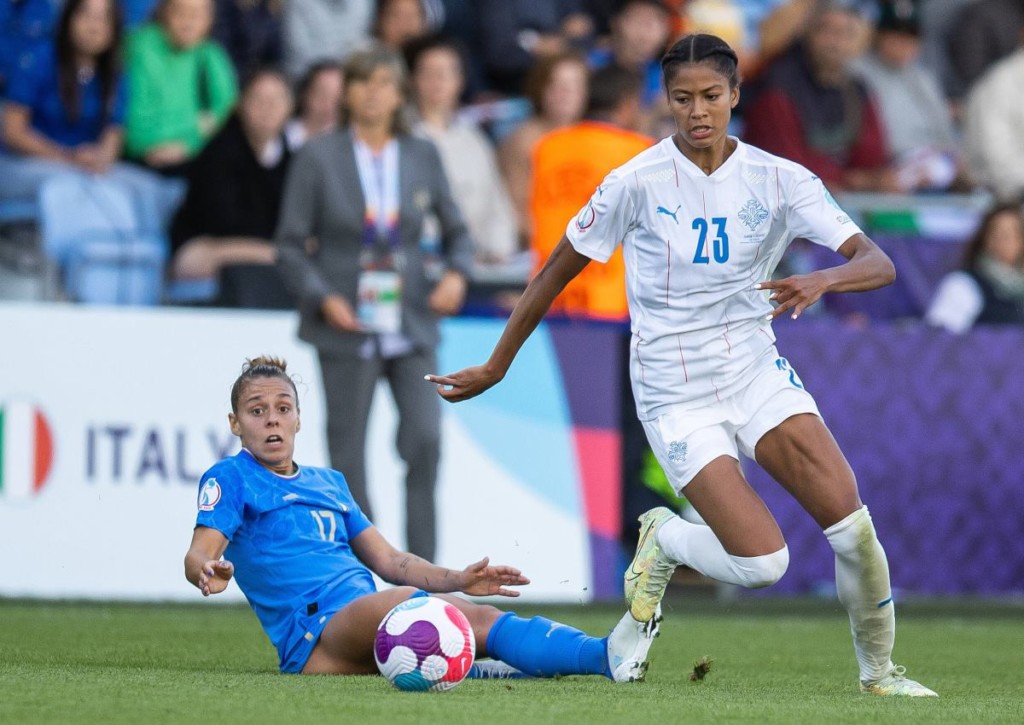Gelingt Island (im Bild: Sveindis Jonsdottir) gegen Turnierfavorit Frankreich die Überraschung?