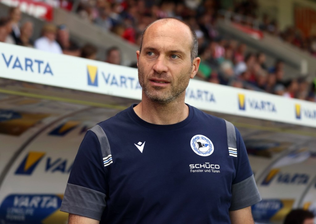 Daniel Scherning feiert sein Heimdebüt im Kellerduell Bielefeld gegen Braunschweig. © IMAGO / Sportfoto Rudel, 21.08.2022 Daniel Scherning feiert sein Heimdebüt im Kellerduell Bielefeld gegen Braunschweig.