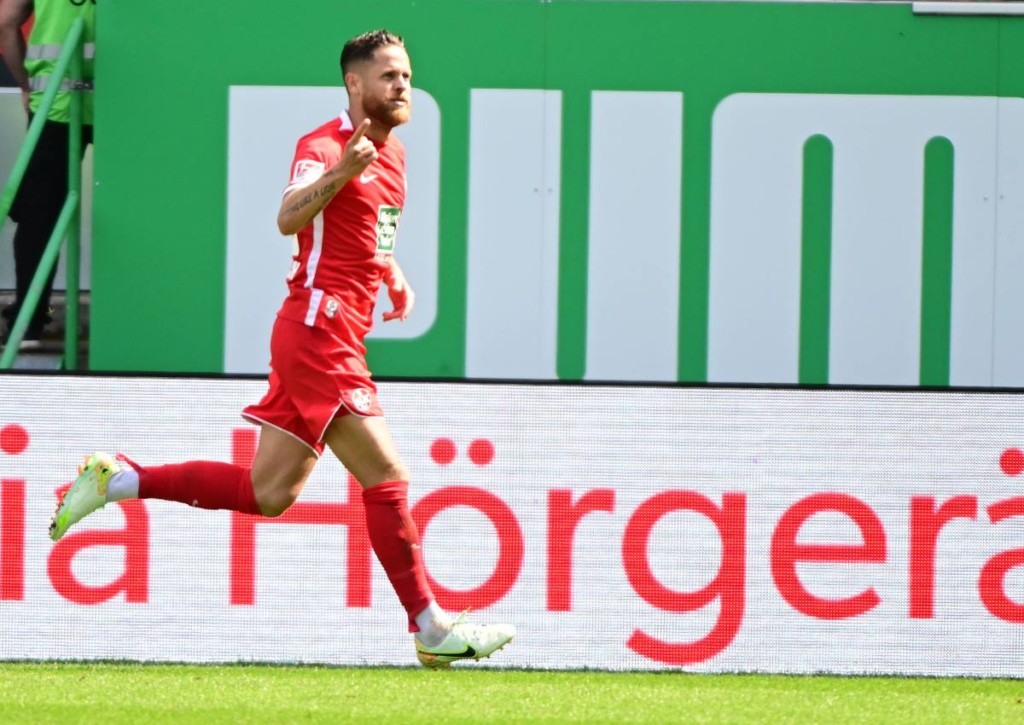 Krönt Kaiserslautern (im Bild: Mike Wunderlich) gegen Magdeburg den starken Saisonstart?
